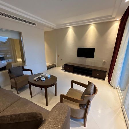 ホテル Grand Ocean El Sokhna アインソフナ エクステリア 写真 A living room in a suite at the Ritz-Carlton, DIFC, Dubai