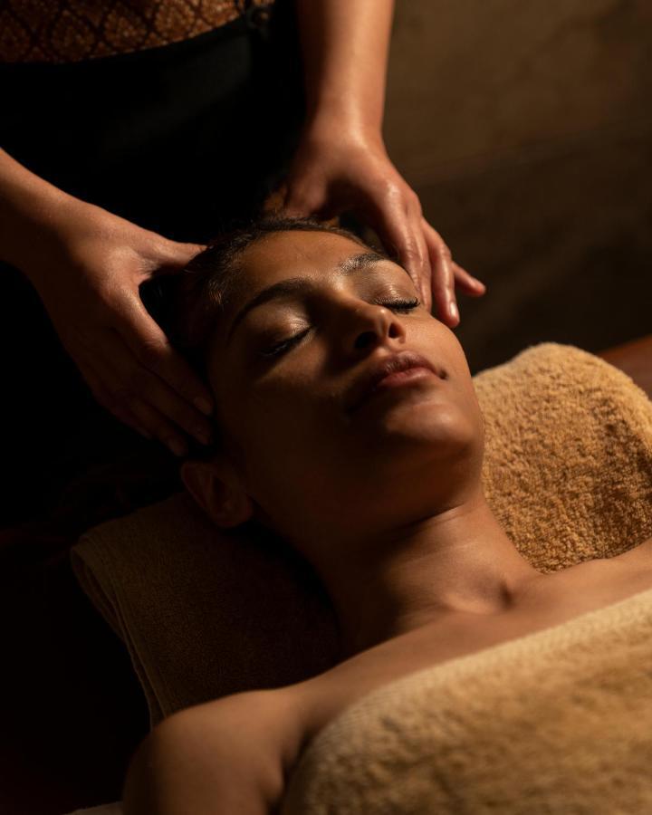 ホテル Grand Ocean El Sokhna アインソフナ エクステリア 写真 A woman receiving a facial massage