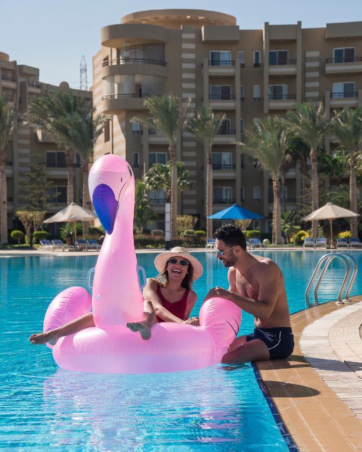 ホテル Grand Ocean El Sokhna アインソフナ エクステリア 写真 A couple on a pink flamingo float