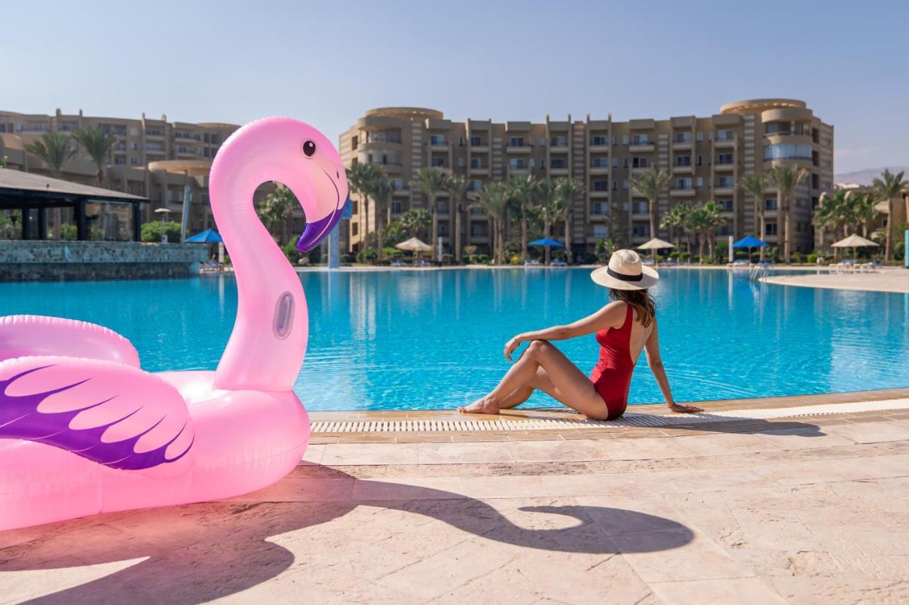 ホテル Grand Ocean El Sokhna アインソフナ エクステリア 写真 A woman sunbathing at a pool