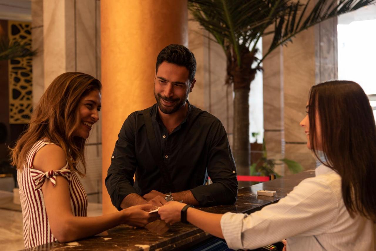 ホテル Grand Ocean El Sokhna アインソフナ エクステリア 写真 A hotel manager greeting guests