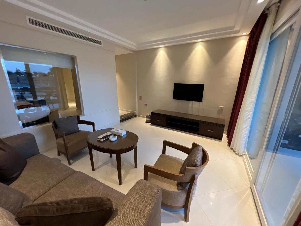 ホテル Grand Ocean El Sokhna アインソフナ エクステリア 写真 A living room in a suite at the Ritz-Carlton, DIFC, Dubai