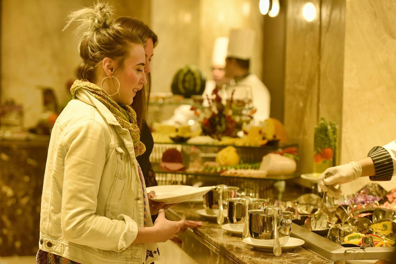 ホテル Grand Ocean El Sokhna アインソフナ エクステリア 写真 A woman selecting food from a buffet