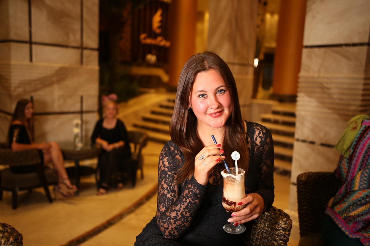 ホテル Grand Ocean El Sokhna アインソフナ エクステリア 写真 A woman drinking a coffee cocktail